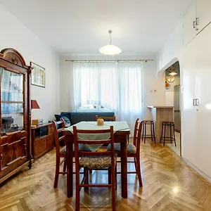 Zoe Apartment