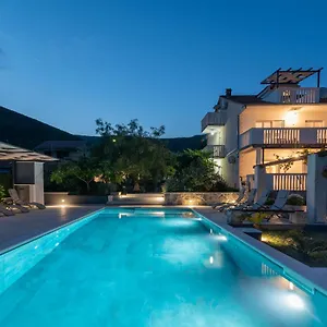 https://apartments-dobrila-kastel-stari-split-dalmatia-county.hotels-in-trogir.com